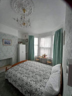 Mari London Holiday Room